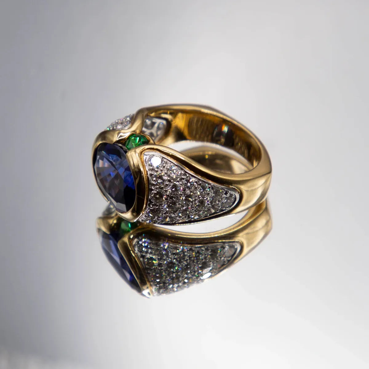 18k Gold/ 6.80ct. Fine Tanzanite Oval/ Tsavorite Garnet 0.50ct/ Diamonds 2.24cts
