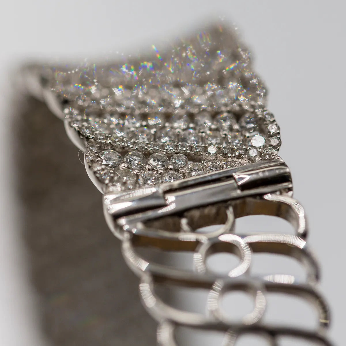 10.06 Carats fine diamond bangle bracelet/ 684 F VS1 diamonds pave'- set 18k