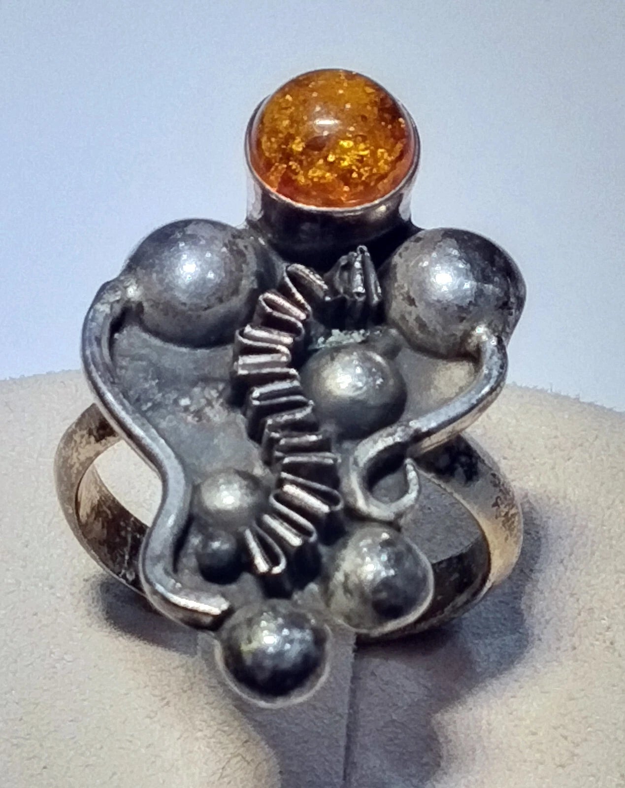 925 Silver ring with round Amber center stone