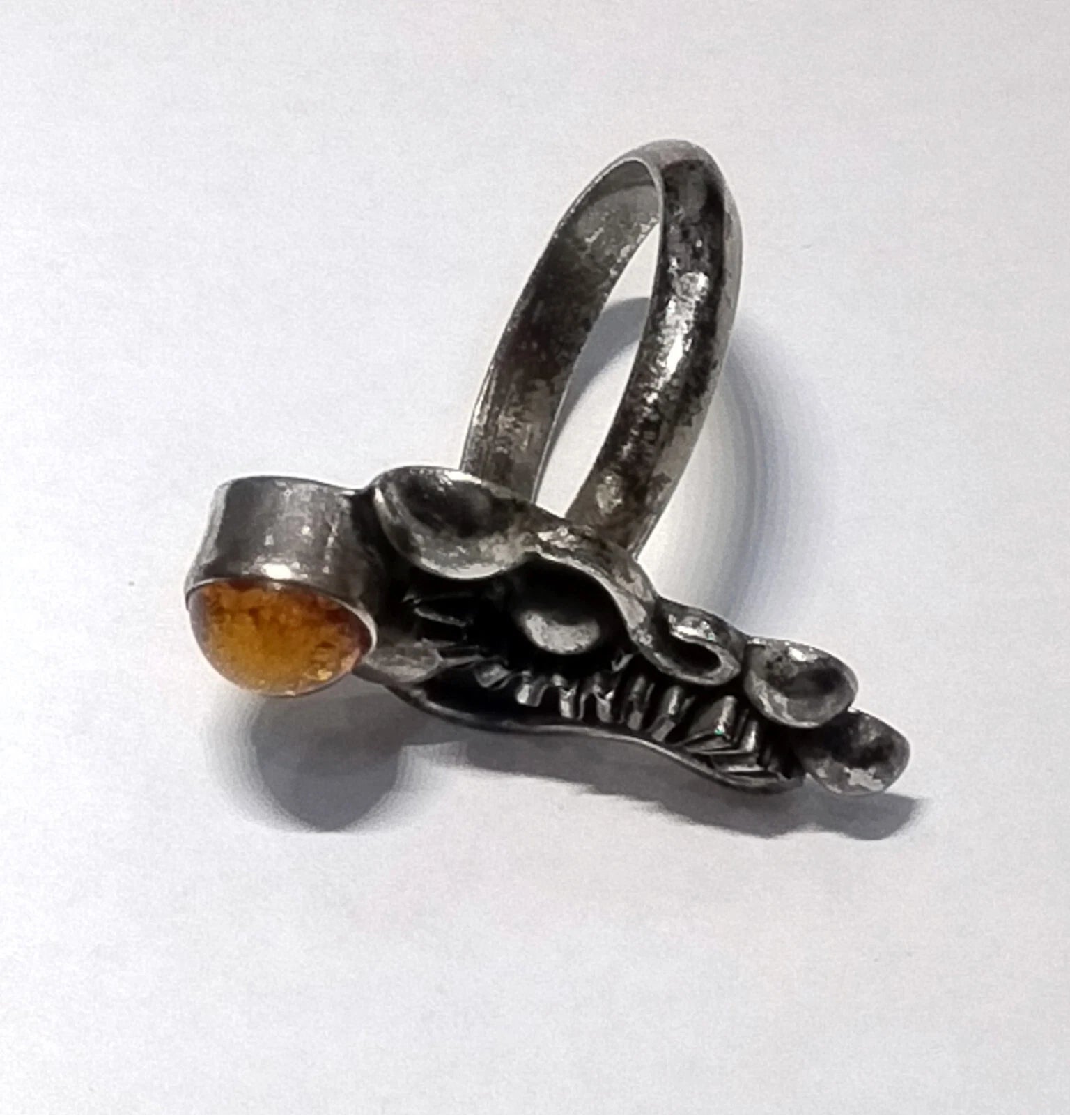 925 Silver ring with round Amber center stone